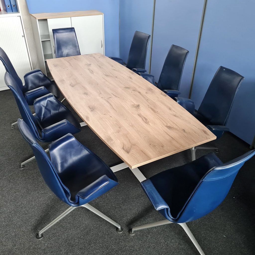 Konferenztisch in Bootsform, Dekor Eiche, mit acht blauen Lederstühlen